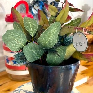 Acrylic fluid pour vase